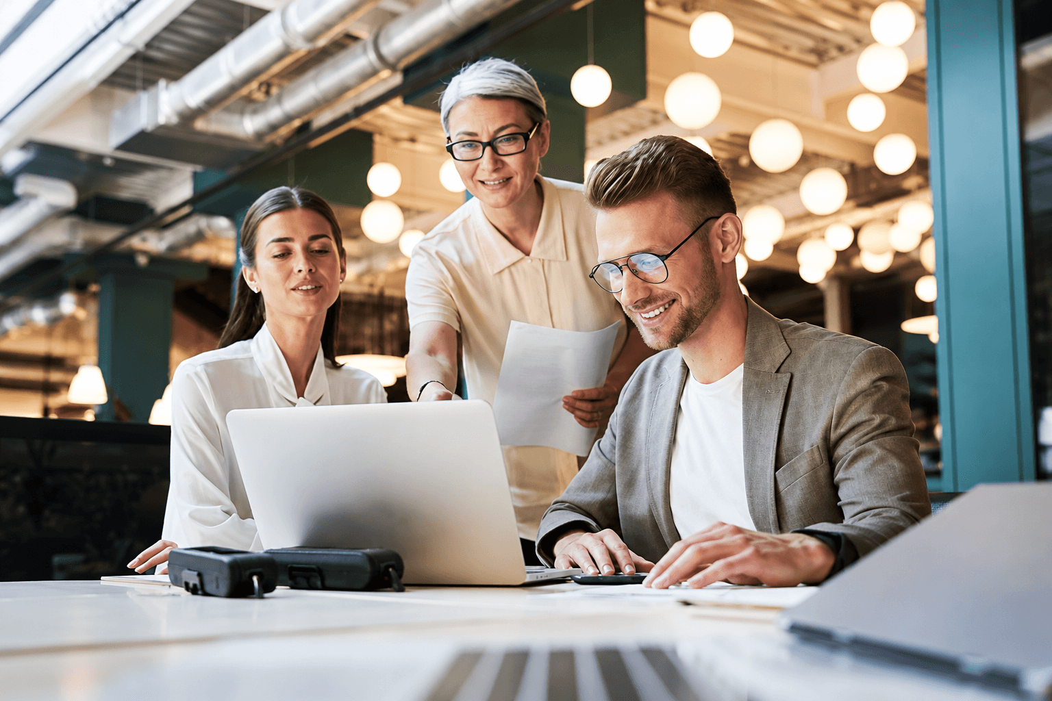 Team bei der gemeinsamen Arbeit am digitalen Arbeitsplatz